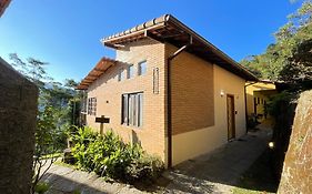 Casa Mohini Refúgio nas montanhas de Teresópolis Quarto com deck rede suspensa lareira cachoeira e piscina
